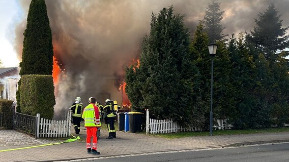 In Niepars (Landkreis Vorpommern-Rügen) ist am Dienstagabend ein Einfamilienhaus abgebrannt. © Polizeiinspektion Stralsund Foto: Polizeiinspektion Stralsund