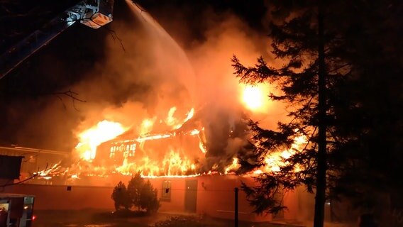 Brennendes reetgedecktes Haus. © NDR Foto: Screenshot / NDR