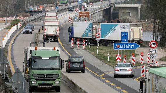 Einspurig pro Richtung rollt der Verkehr über die Petersdorfer Brücke bei Malchow (Landkreis Mecklenburgische Seenplatte). © dpa-Bildfunk Foto: Bernd Wüstneck