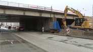 Autos fahren unter der Eisenbahnbrücke am Goetheplatz in Rostock hindurch. © NDR 