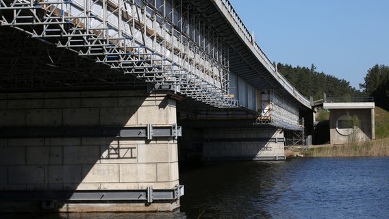 Brücke führt über ein Gewässer © dpa-Bildfunk Foto: Bernd Wüstneck