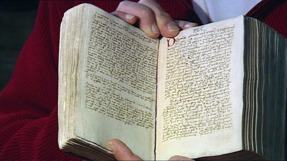 Ein historisches Buch ist in die Greifswalder Dombibliothek zurückgekehrt.  