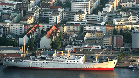 Das 154 Meter lange Schiff "Georg Büchner" im Hafen von Rostock. © picture-alliance ZB Foto: picture-alliance ZB