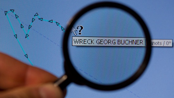 Unter einer Lupe sind auf einer elektronischen Seekarte auf der Internetseite "marinetraffic.com" die letzten Positionen des polnischen Schleppers "Ajaks" nach dem Untergang des von ihm geschleppten ehemaligen Museumsschiffes "Georg Büchner" zu sehen. © dpa-Bildfunk Foto: Jens Büttner