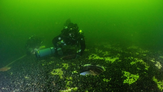 Ein Taucher am Wrack der Georg Büchner am Grund der Ostsee. © NDR Foto: Tomasz Stachura Baltictech