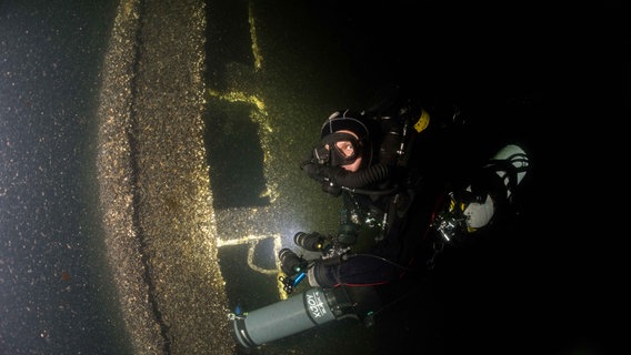 Ein Taucher am Wrack der Georg Büchner am Grund der Ostsee. © NDR Foto: Tomasz Stachura Baltictech