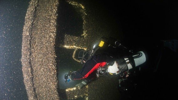 Ein Taucher am Wrack der Georg Büchner am Grund der Ostsee. © NDR Foto: Tomasz Stachura Baltictech