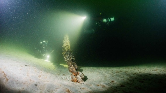 Zwei Taucher am Wrack der Georg Büchner am Grund der Ostsee. © NDR Foto: Tomasz Stachura Baltictech