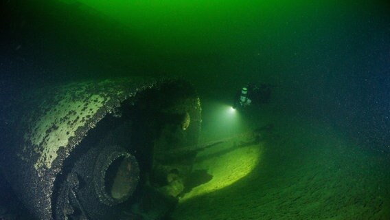 Ein Taucher am Wrack der Georg Büchner am Grund der Ostsee. © NDR Foto: Tomasz Stachura Baltictech