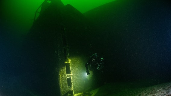 Ein Taucher am Wrack der Georg Büchner am Grund der Ostsee. © NDR Foto: Tomasz Stachura Baltictech