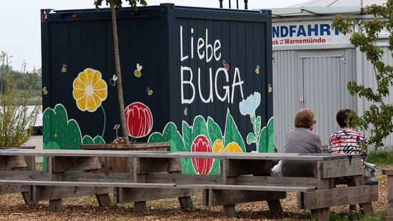 "Buga-Container" im Rostocker Stadthafen. © dpa Foto: Bernd Wüstneck