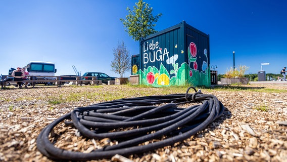 "Buga-Container" im Rostocker Stadthafen. © dpa Foto: Bernd Wüstneck