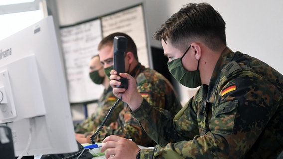 Soldaten am Telefon und vor Computern © dpa-Bildfunk Foto: Stefan Sauer