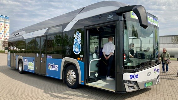 Ein Bus steht auf einem Parkplatz. © NDR Foto: Sabine Frömel