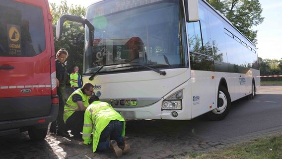 Ermittler untersuchen einen Linienbus in Güstrow, der in einen tödlichen Unfall verwickelt war. © Tretropp Foto: Stefan Tretropp