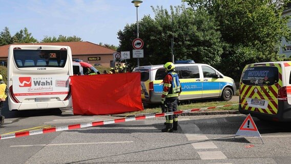 Das Bild zeigt die Unfallstelle in Güstrow, an der ein Linienbus einen Fahrradfahrer erfasst und getötet hat. © Tretropp Foto: Stefan Tretropp