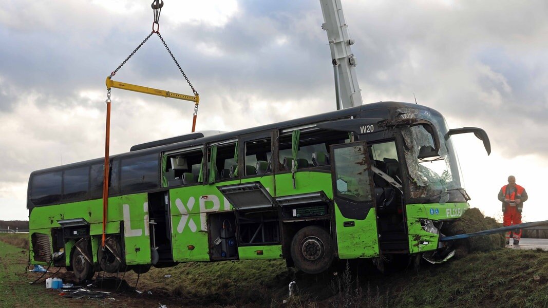 Busunfall auf A24: Nach Vollsperrung wieder freie Fahrt