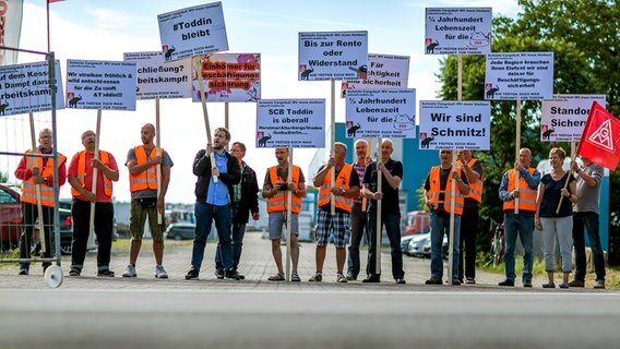 Streik bei der Fahrzeugbau-Firma Schmitz-Cargobull in Toddin. © dpa-Bildfunk Foto: Jens Büttner