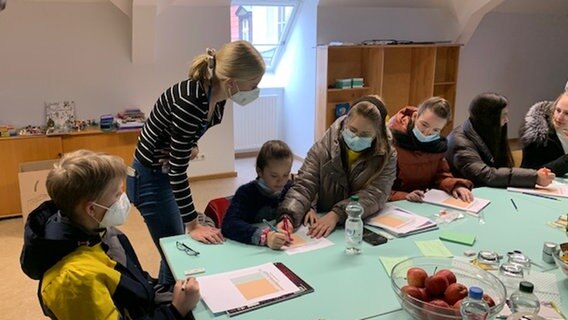 Lehrerinnen am Carolinum in Neustrelitz helfen Kindern aus der Ukraine beim Deutschlernen. © Carolinum Foto: Carolinum