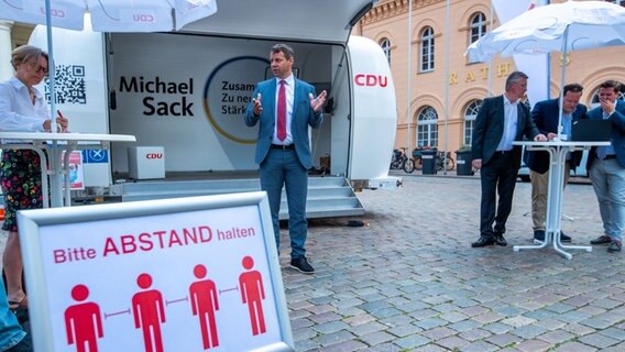 Michael Sack, der CDU-Spitzenkandidat für die Landtagswahl in Mecklenburg-Vorpommern beim Auftakt seiner Wahlkampftour © dpa-Bildfunk Foto: jens Büttner