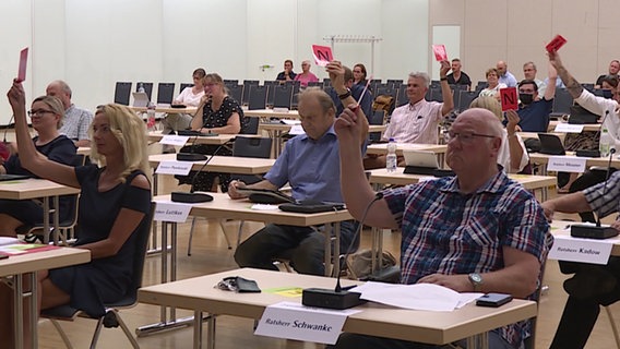 Stadtvertreter in Neubrandenburg während einer Abstimmung. © NDR Foto: Screenshot