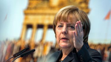 Landesparteitag der CDU in Wismar: Angela Merkel vor einem großformatigen Foto der Maueröffnung in Berlin. © dpa-Bildfunk Foto: Jens Büttner