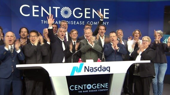 Mitarbeiter der Rostocker Firma Centogene jubeln beim Börsengang des Unternehmens bei der Nasdaq in New York. © NDR Foto: NDR