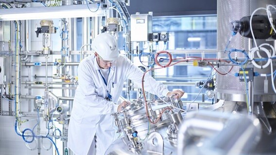 Ein Arbeiter hantiert in einer Produktionsanlage eines Chemie-Unternehmens. © Imago Images Foto: Imago Images