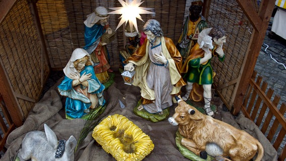 Krippe des Greifswalder Weihnachtsmarktes ohne Christkind Krippe des Greifswalder Weihnachtsmarktes ohne Christkind © DPA-Bildfunk Foto: Stefan Sauer