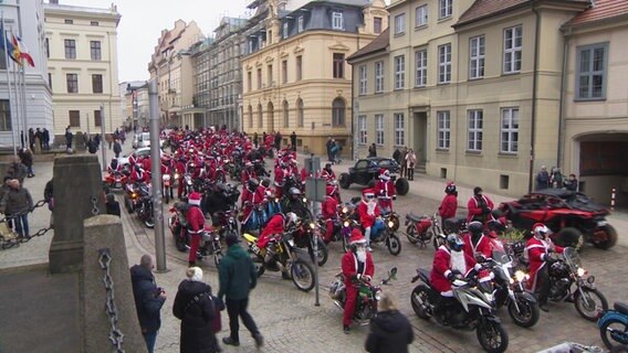 Weihnachtsmänner auf Bikes biem 8. Christmas Ride in Schwerin © NDR 