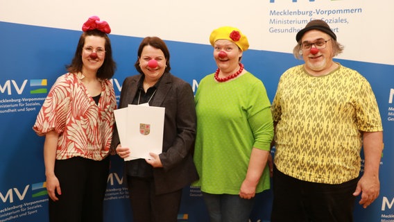 Mecklenburg-Vorpommerns Sozialministerin Stefanie Drese (SPD) mit drei Klinik-Clowns. © Sozialministerium 