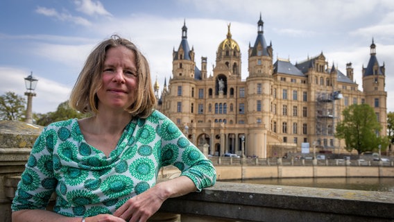 Constanze Oehlrich, Abgeordnete der Fraktion Bündnis90/Die Grünen im Landtag von Mecklenburg-Vorpommern, vor dem Schweriner Schloss. © picture alliance/dpa Foto: Jens Büttner