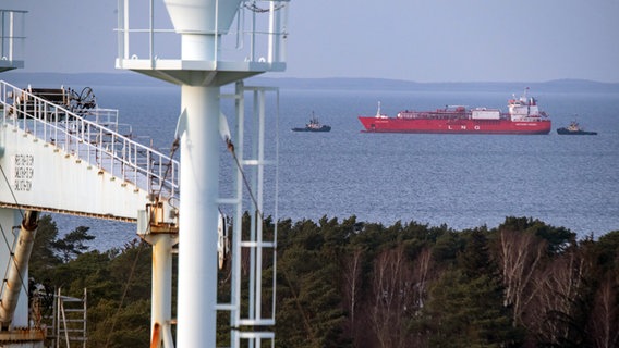 Lubmin: Der LNG-Shuttle-Tanker "Coral Furcata" läuft den Industriehafen Lubmin an. Erstmals hat ein mit Flüssigerdgas (LNG) beladener Tanker das schwimmende LNG-Terminal "Neptune" im vorpommerschen Lubmin angelaufen. © dpa Bildfunk Foto: Stefan Sauer