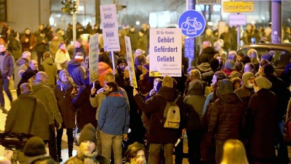 Demonstranten in Rostock © Bernd Wüstneck/dpa-Zentralbild/dpa 
