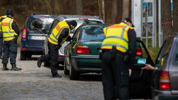 Die Polizei führt Kontrollen auf den Straßen von Mecklenburg-Vorpommern durch. © dpa-Bildfunk Foto: Jens Büttner