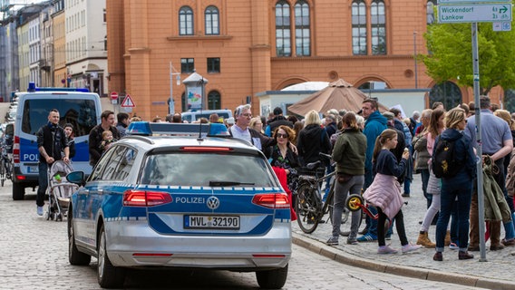 Schwerin: Polizeiautos stehen bei der Mahnwache, zu der sich am Pfaffenteich mehrere hundert Menschen versammelt haben, um gegen die Corona-Schutzmaßnahmen zu protestieren. © dpa-Bildfunk Foto: Jens Büttner