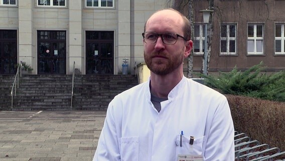 Virologe Dr. Philipp Christoph Warnke, kommissarischer Leiter am Institut für Medizinische Mikrobiologie, Virologie und Hygiene der Universitätsmedizin Rostock. © NDR Foto: NDR