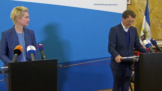 Mecklenburg-Vorpommerns Ministerpräsidentin Manuela Schwesig (SPD) und Bundesgesundheitsminister Karl Lauterbach (SPD) bei der Pressekonferenz in Schwerin. © Quelle 