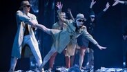 Mitglieder des Ballettensembles tanzen in der Operette "Die Csardasfürstin". © dpa-Bildfunk Foto: Jens Büttner