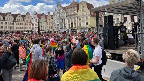 Teilnehmer des Christopher Street Day in Rostock vor der Bühne am Neuen Markt © Jürn-Jakob Gericke Foto: Jürn-Jakob Gericke