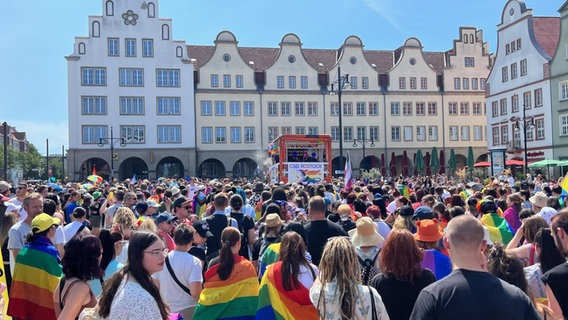 Viele Menschen biem CSD in Rostock © NDR Foto: Jürn-Jakob Gericke
