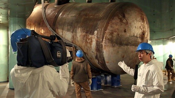 Japanische Journalisten filmen den Abbau des Dampfkessels. © dpa Foto: Bernd Wüstneck