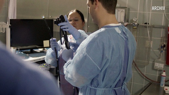Mediziner bei einer Darmspiegelung © NDR Foto: NDR