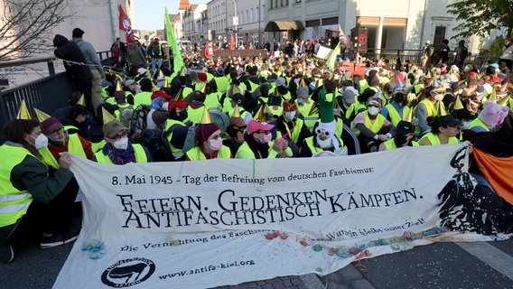 Demonstrierende haben mit Sitzbloackaden am 8. Mai in Demmin die Route des rechtsextremen Aufmarsches verhindert. ©  dpa-Bildfunk Foto: Bernd Wüstneck/dpa