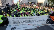 Demonstrierende haben mit Sitzbloackaden am 8. Mai in Demmin die Route des rechtsextremen Aufmarsches verhindert. ©  dpa-Bildfunk Foto: Bernd Wüstneck/dpa