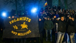 Anhänger der Anti-Islam-Bewegung Mvgida (Mecklenburg-Vorpommern gegen die Islamisierung des Abendlandes) demonstrieren in Schwerin. © dpa - Bildfunk Foto: Jens Büttner
