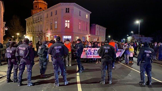 Polizisten vor Demonstranten in Wolgast © NDR Foto: Tilo Wallrodt