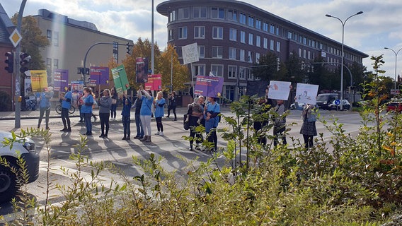 In Neubrandenburg fordern Demonstranten den Erhalt der Frühchenstation © Sven-Peter Martens Foto: Sven-Peter Martens