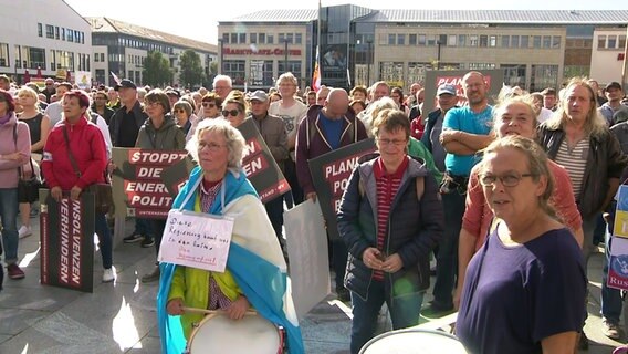 Teilnehmer einer Demonstration von Unternehmern und Handwerkern gegen die Energiepolitik stehen auf dem Marktplatz in Neubrandenburg. © NDR Foto: NDR