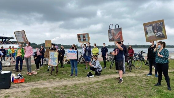 Rostocker Studierende demonstrieren dafür, dass das Land die Studierendenwerke mehr unterstützt.  Foto: Jürn-Jakob Gericke